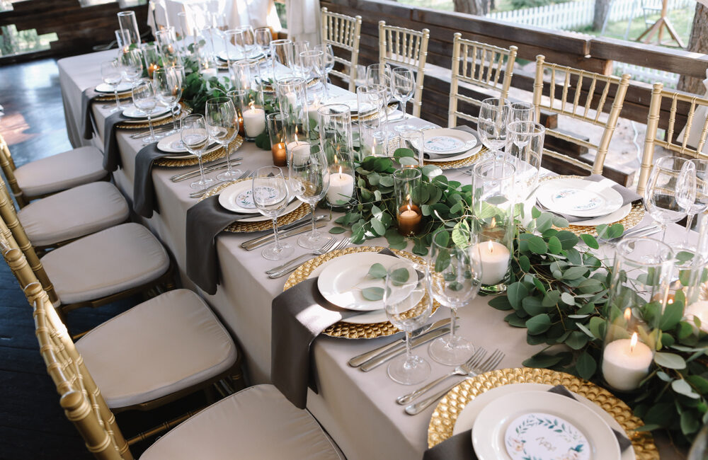 hochzeit planen- green gold tablesetting