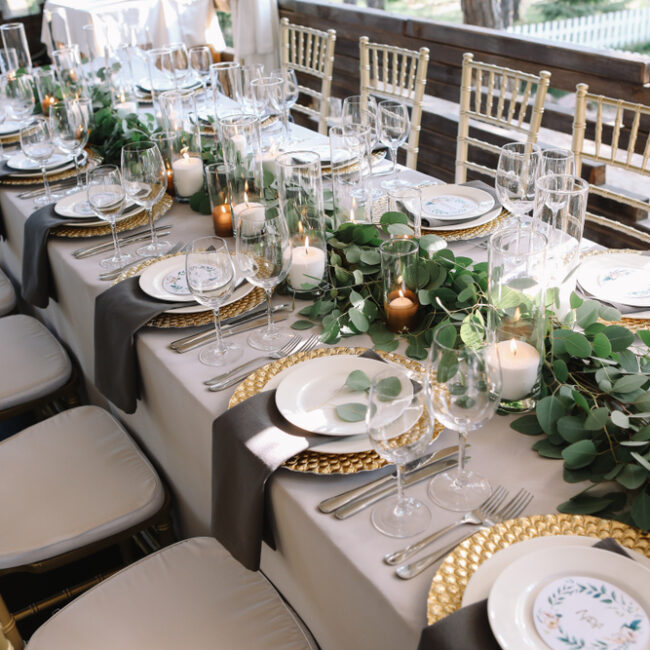 hochzeit planen- green gold tablesetting