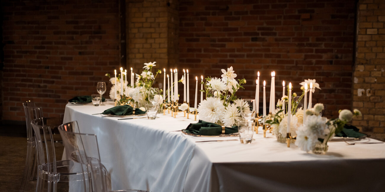 hochzeit planen- tablesetting emerald gold