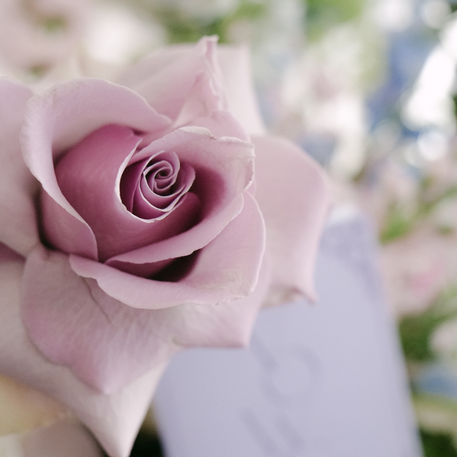 Hochzeitsplanung überfordert dich Stimmiges Designkonzept-Blumen
